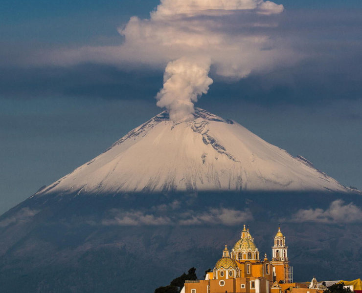 La-iglesia-de-Nuestra-Senora-de-los-Remedios-con-el-volcan-al-fondo