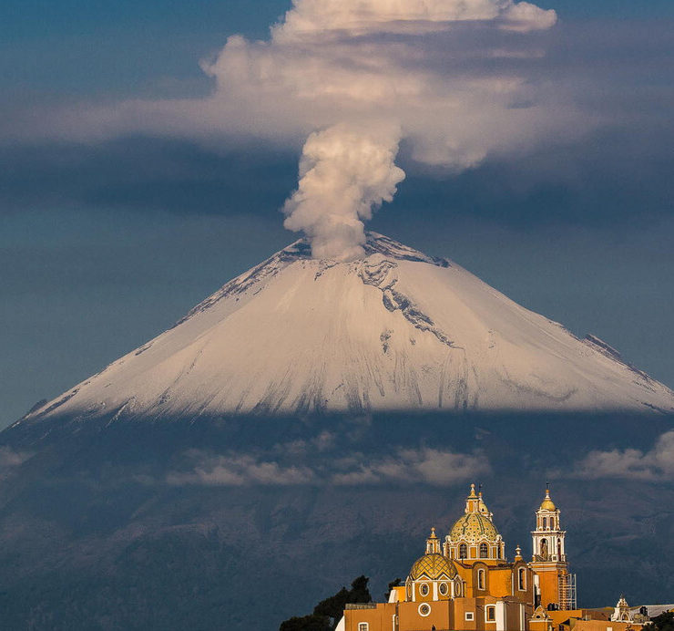 La-iglesia-de-Nuestra-Senora-de-los-Remedios-con-el-volcan-al-fondo