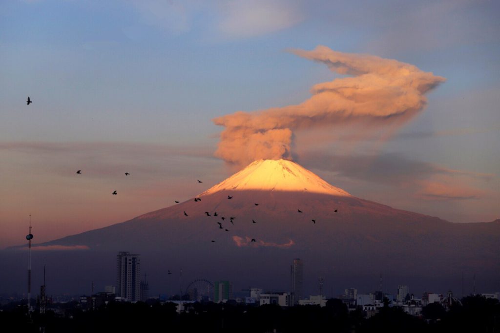 Científicos alertan sobre el riesgo de vivir junto al Volcán Popocatépetl