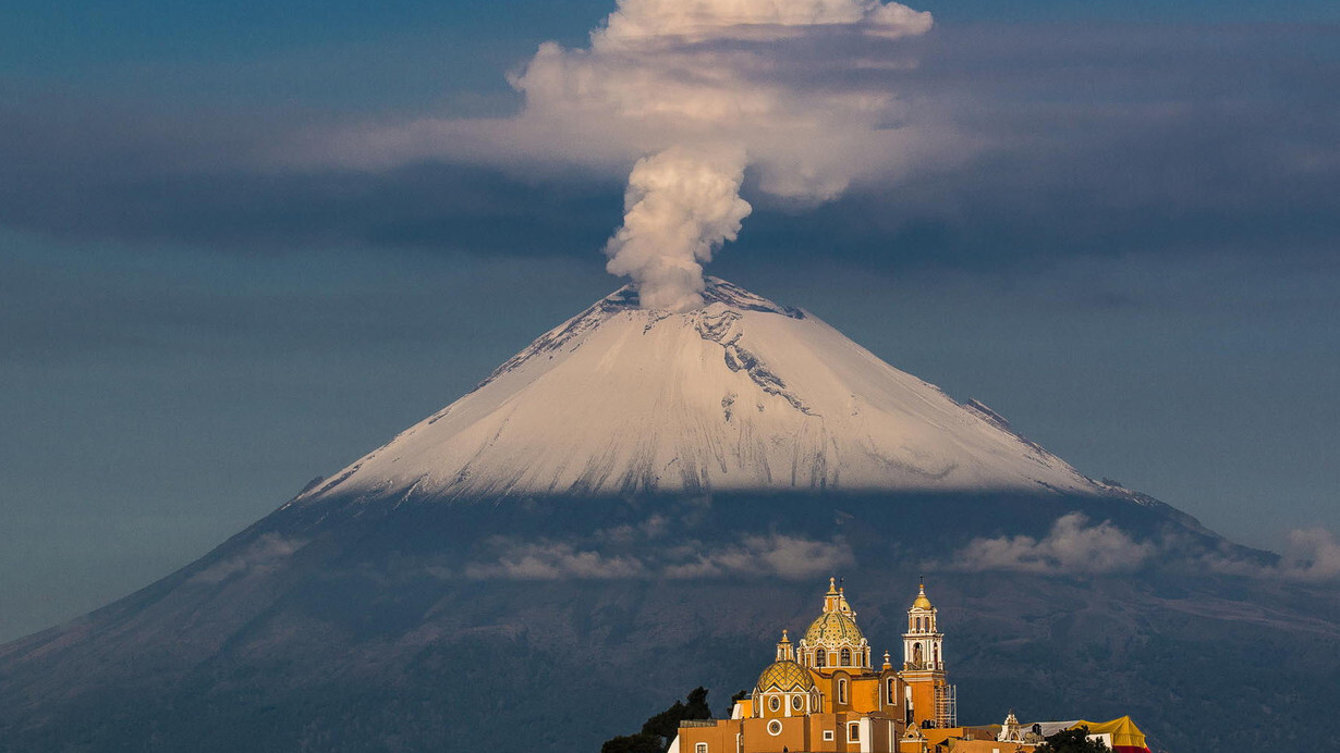 La-iglesia-de-Nuestra-Senora-de-los-Remedios-con-el-volcan-al-fondo