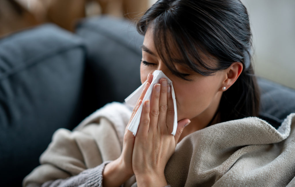El escenario ideal para las alergias es el invierno: llegan frentes fríos, se hacen más frecuentes los nublados y las lluvias dispersas, el viento es más húmedo y fresco.